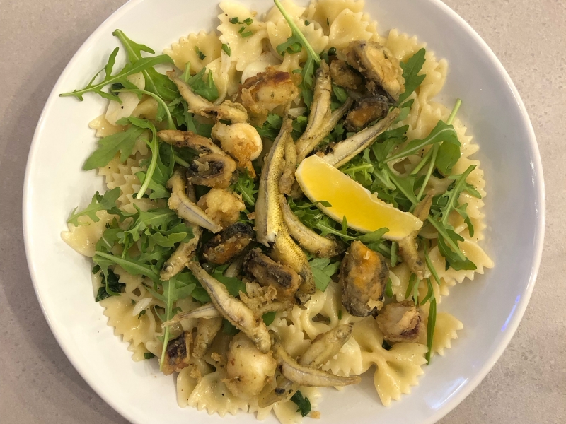 Farfalle agli olio tenger gyümölcseivel